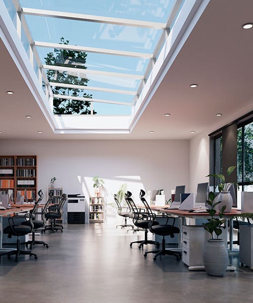 Oficina reformada con luz natural y diseño moderno por Inteco Construcción en Barcelona