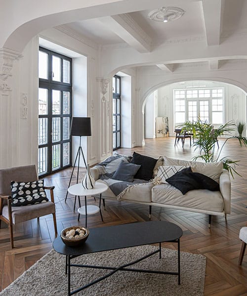 Salón reformado tras reforma integral de piso en Barcelona por Inteco Construcción