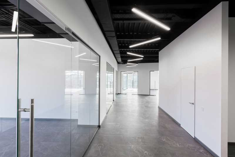Oficina minimalista reformada en el Eixample de Barcelona por Inteco Construcción