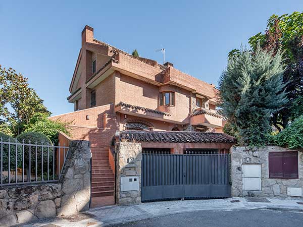 Fachada de vivienda antigua lista para ser reformada por Inteco Construcción en Barcelona