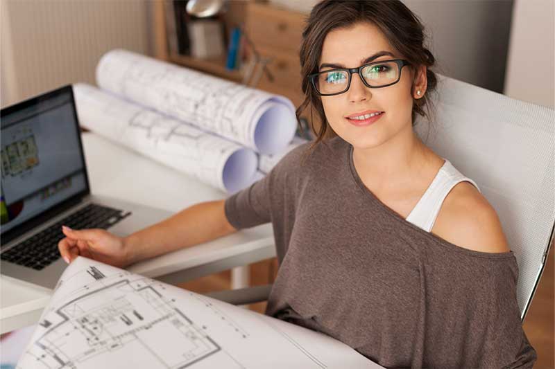 Arquitecta trabajando en el diseño de espacios interiores en Barcelona
