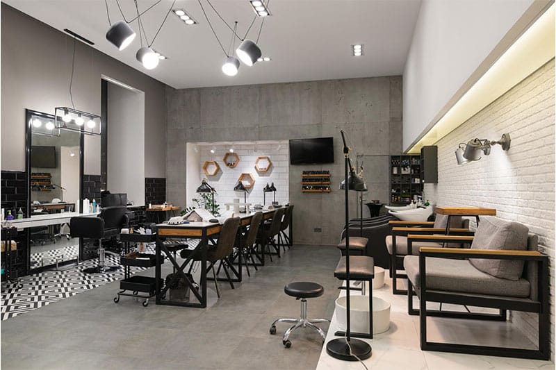 Interior moderno de una peluquería reformada por Inteco Construcción en Barcelona