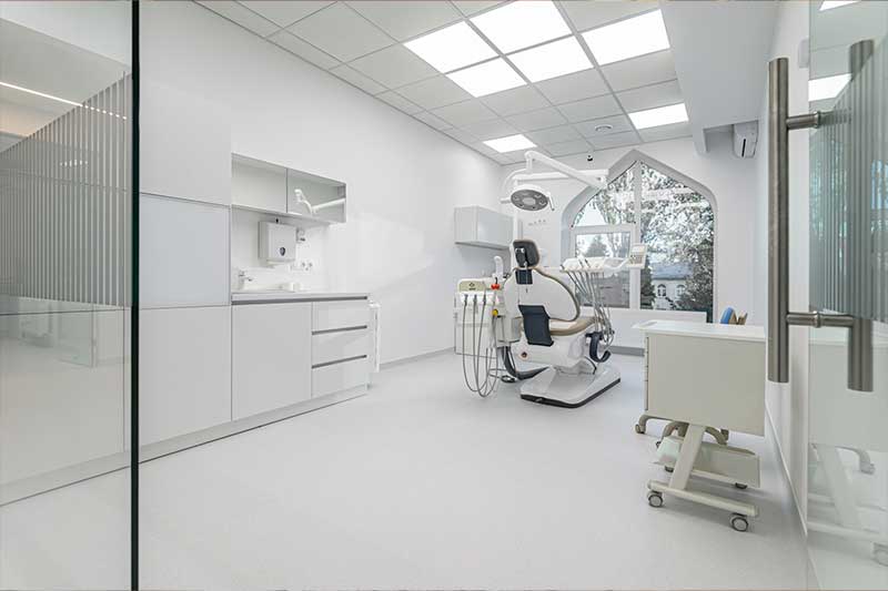 Clínica dental moderna reformada con diseño higiénico y tecnología avanzada