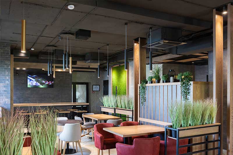 Interior reformado de restaurante moderno con diseño personalizado en Barcelona