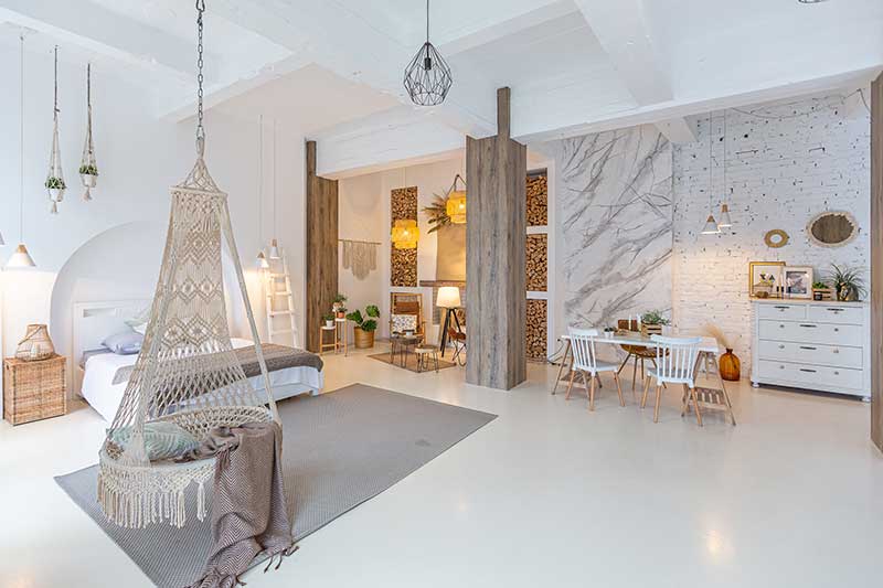 Apartamento estudio con diseño loft, decoración en mármol, madera y ladrillo visto