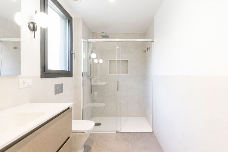 Baño moderno con ducha de obra en vivienda unifamiliar de obra nueva en Viladecavalls