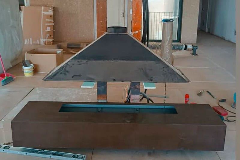 Chimenea metálica en proceso de instalación durante la reforma integral de un ático en la zona alta de Barcelona.