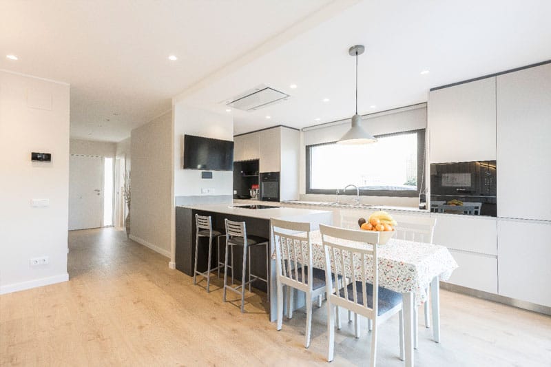 Cocina moderna con comedor en vivienda unifamiliar de obra nueva en Viladecavalls