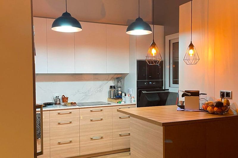 Cocina moderna con muebles de madera clara y techo de bóveda catalana en vivienda reformada en Chinchón.