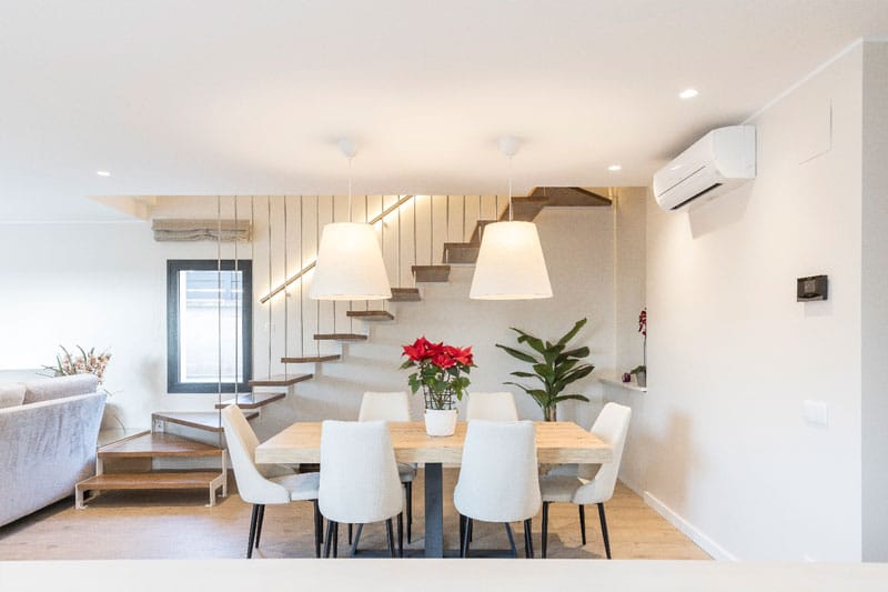 Comedor con escalera moderna en vivienda unifamiliar de obra nueva en Viladecavalls