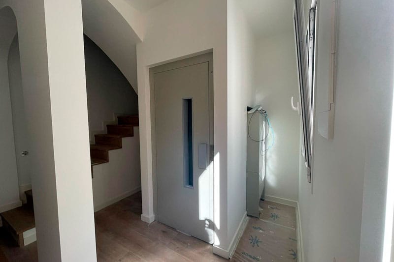Instalación de ascensor doméstico en vivienda reformada en Chinchón.