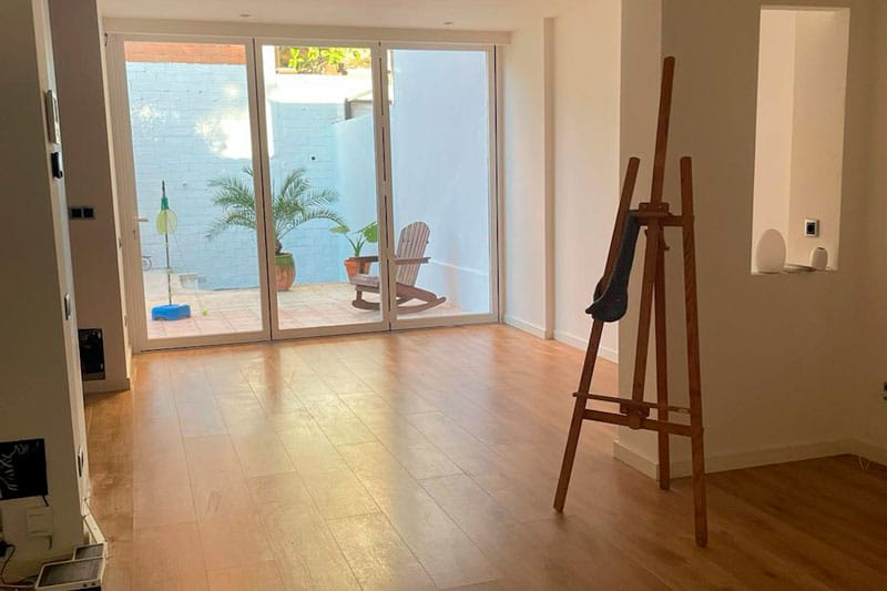 Salón reformado con acceso al patio en vivienda de Chinchón.