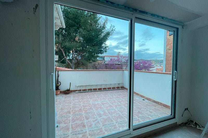 Vista de la terraza desde el interior de una vivienda en reforma integral en Chinchón.