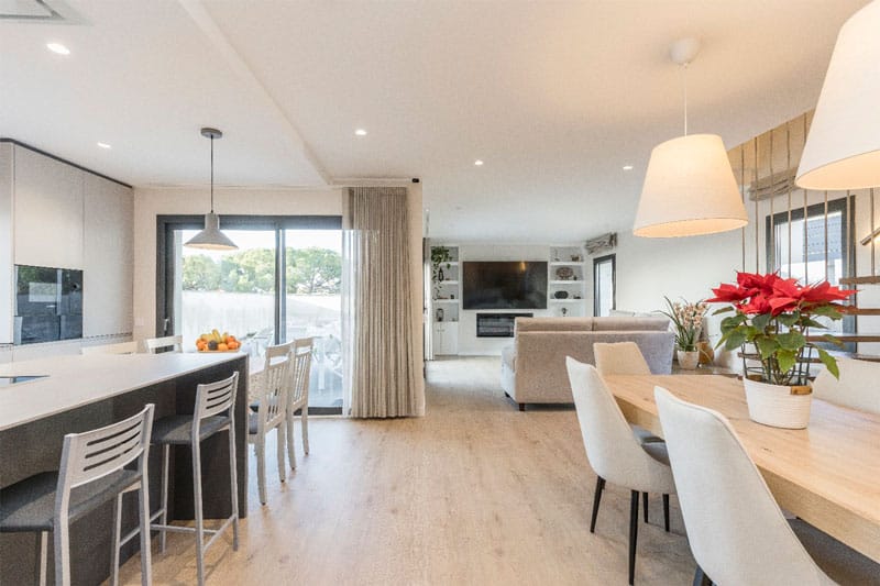Salón comedor con cocina abierta en vivienda unifamiliar de obra nueva en Viladecavalls